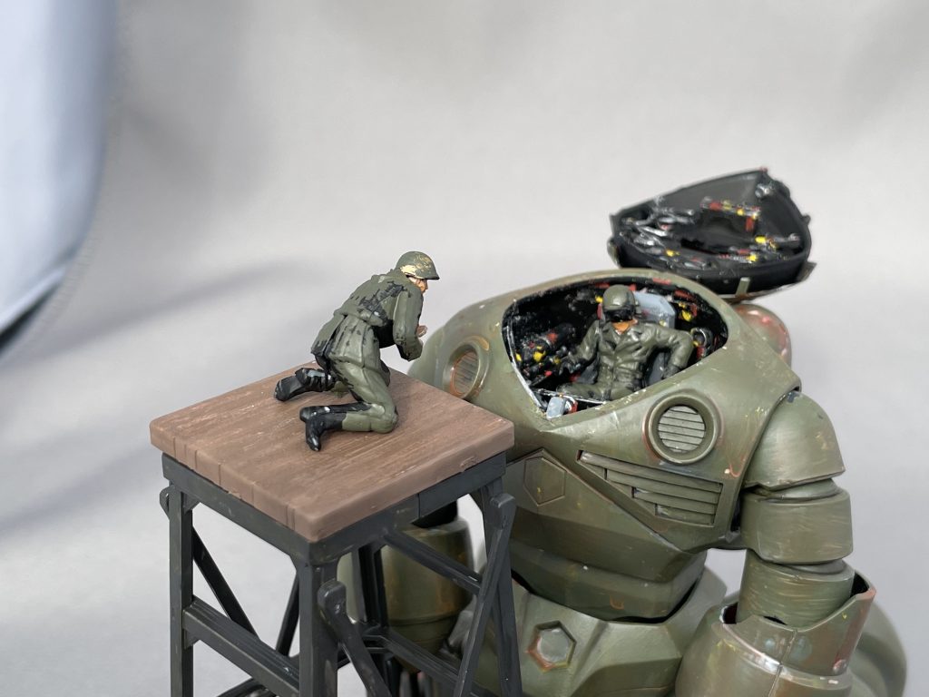ボディをくりぬいて,フィギュアを乗せられるように改造.水陸両用型はボディが分厚いので,1/48のフィギュアは普通に入ります.1/35のフィギュアは無理でした.ただこの設定だと核融合炉は入らないので,多分このズゴックはバッテリーで動くんだと思います.フォトンバッテリー?