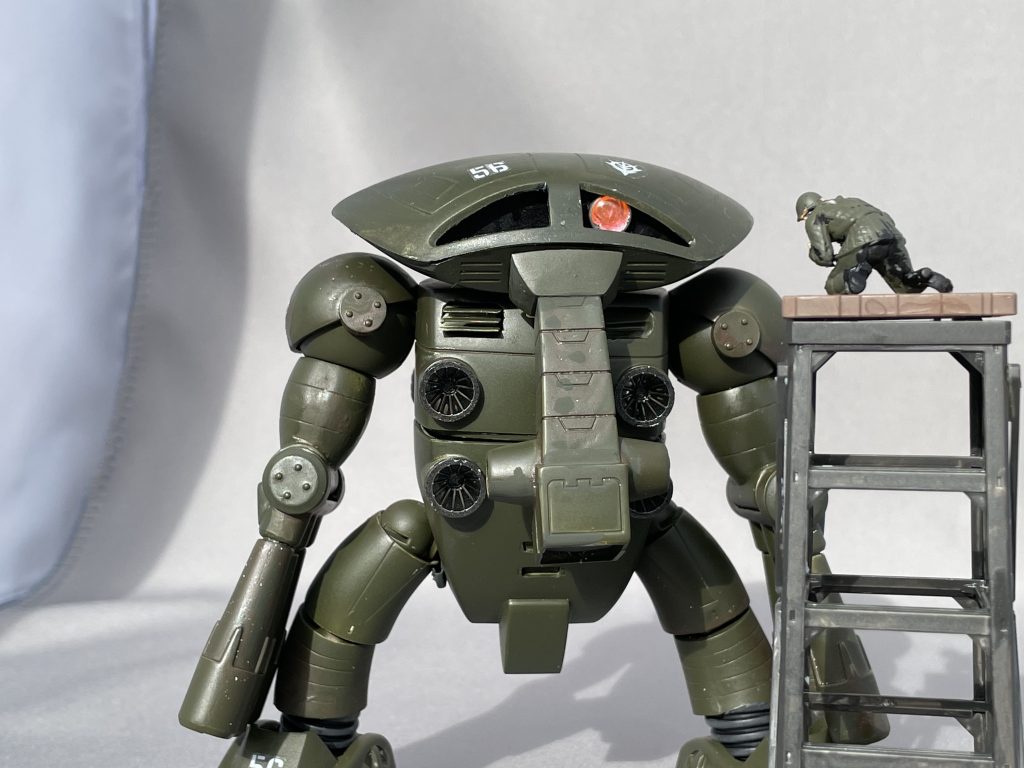 色は何も考えずオリーブドラブ1色．ズゴックより昔に作った物なので，内部にコクピット作るとか思いつきませんでした．設定上は1/48フィギュアが入るコクピットあるはずです．