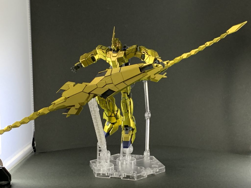 撮影はこんな感じ。アクションベース4ならひとつでシールドファンネル2つと本体を浮かせて飾れます。