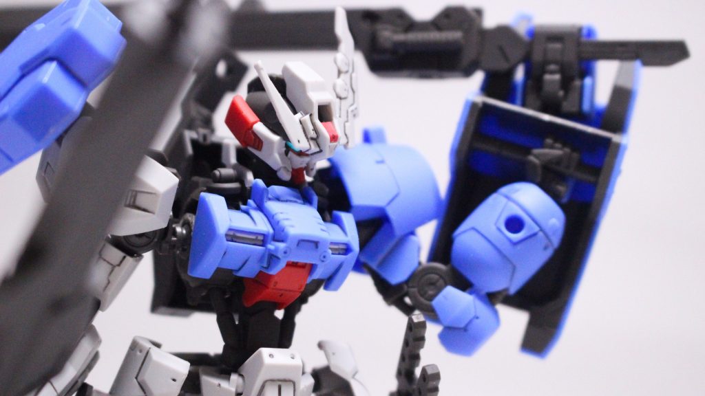 特徴的なサブアーム付きのシールドに武器を持たせることもできます