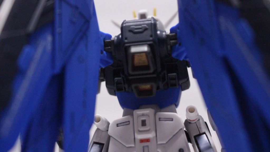 胸元の排熱部分カメラアイバックパックのブースター部分は金色に塗装しています。