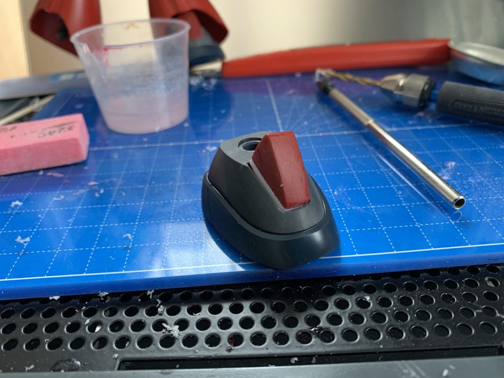 足首の甲は切り離してプラ板を貼ってボールジョイントで可動式に。