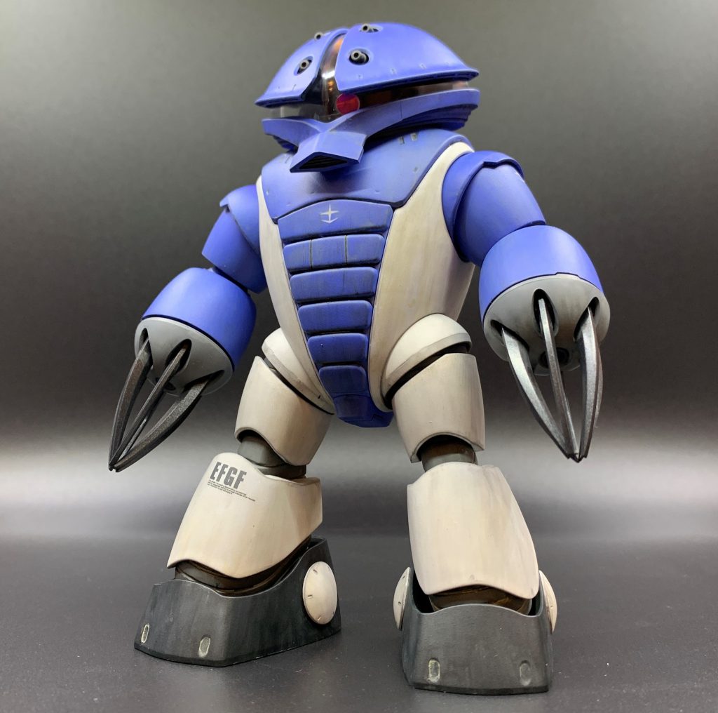 私は連ジリアルタイム世代(無印とDXの過渡期あたりからデビュー)で、高校生時代は毎日のようにゲーセンに通って対戦に明け暮れていました。昔は今のようにネット対戦は皆無で、ゲーセンで知らない人同士、向かい合わせの筐体を挟んでの2対2の対戦でした。稼働当初は連邦軍は連邦の機体のみ、ジオン軍はジオンの機体のみ選択可能でしたが、ある日突然「鹵獲モード」が解放され、両軍がどちらの機体も自由に使えるようになりました。ドラえもんみたいなカラーリングのジオンMS達を初めて見た時の衝撃は今でも覚えています。ちなみにジオン軍鹵獲カラーの連邦MSはミリタリーチックで普通にカッコイイです(笑)ご存知ない方は是非「連ジ 鹵獲」でググってみてください。