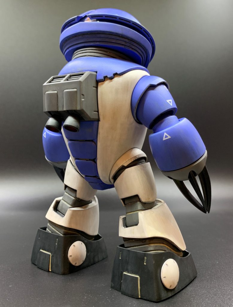 キットの出来は素晴らしいの一言に尽きますね。合わせ目はそれなりに有りますが後ハメは不要でとても組み立て易く塗装も楽、可動範囲も十分で一部内部メカまで再現、挙句に08小隊アッガイ用の二の腕蓋まで付属しています。がっつりミリタリースタイルから、全身ピンクのようなコーディネートまで対応できる造形の懐の深さといい、決定版過ぎてこれ以上のアッガイキットは未来永劫出て来ないのではないかと思ってしまいます。アッガイと言うキャラクター性も相まって、サクッと組んで自由気ままにいじれる、なんとも小気味良いキットだと思いました。ガンプラ初心者の方にももってこいかもしれないですね。爪を奪われたもう1個のアッガイも既に構想は固まっていますので、早い内に完成させたいと思います。最後までご覧いただきありがとうございました。