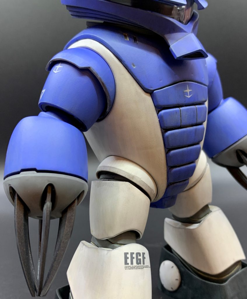 マーキングはゲームグラフィックを見ながら可能な限り再現しました。がっつりウェザリングが施してあってミリタリー感が漂っていますね。胸と両腕の連邦マークや右膝のEFGFマーク等も、さりげなくリアル感を醸し出していて芸が細かいです。ネタカラーリングのつもりで着手しましたが、出来上がってみるとわりと真面目な仕上がりになってしまいました(笑)ちなみにこのゲームのアッガイは、何気に両手ツメ装備というZZ劇中のハマーン様搭乗機体仕様なので、わざわざこのためにもう一個アッガイを調達しました。もう一機のアッガイはオラMSV的な感じで作ろうと思っています。