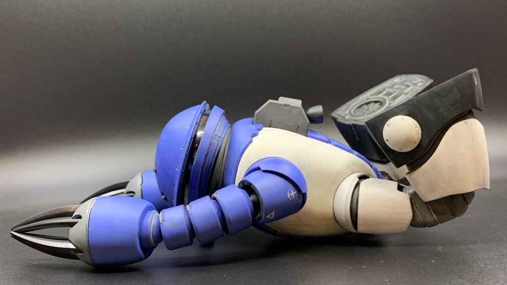 写真はステップ特殊格闘(or通常格闘3段目)であるヘッドスライディングの再現です。すっ転んでいる訳ではないです(笑)