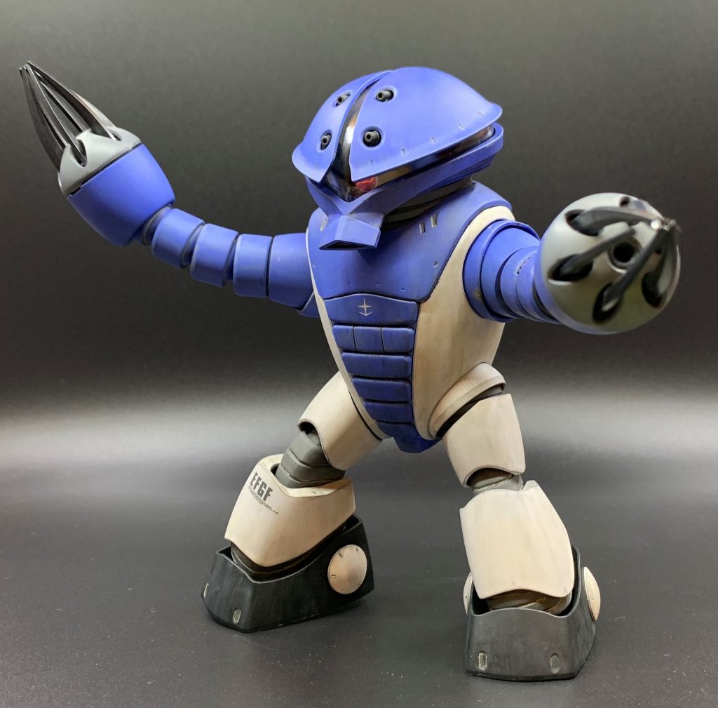 バルカンによる地味にウザいヨロケ&ダメージ蓄積、命中させやすく即ダウンを奪える腕部キャノンの回転率、侮れない火力を発揮する格闘等、慣れこそ必要ですがポテンシャルを秘めた玄人向けの機体でした。本ゲームはクセの強いMSが沢山出てきますが、どれも絶妙なバランスで、完全な「ロマン機体」がいなかった所が素晴らしいと思います。さすがカプコンと言ったところでしょうか(販売はバンダイですが開発はカプコン)。かなり旧いゲームなので素直におススメはし難いですが、数多あるガンダムゲームの名作中の名作であることは疑いようがありませんので、ガンダムファンの方は一度プレイする価値はあると思います。レトロゲームが置いてあるゲーセンならまだ稼働している所もあると思いますので、PS2を動かすより手っ取り早いかもですね。