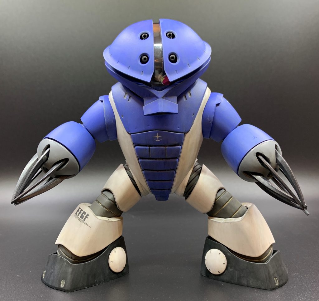 射撃ボタンをチョン押しを連続すると、踏ん張って頭部バルカンを発射する直前に動作がキャンセル→ニュートラル姿勢→バルカン動作の繰り返しが踊っているように見え、「アッガイダンス」として親しまれていました。倒れて動けない相手の目の前で繰り出して挑発したり、開始直後に2機並んで踊ったりして場を和ませるネタ的な使われ方をされていました。シャアゲルググでレバーを素早く左右に振って、片足立ちで体を左右に振り振りする「シャゲダン(シャアゲルググダンス)」は煽りプレイの定番でした。下手をすると筐体の向こうから怒り狂った対戦相手が胸ぐら掴みかかってくるくらい挑発的な行為でした(苦笑)写真はアッガイダンス中のアッガイを再現してみましたが、脚の可動範囲の限界から踏ん張りがちょっと足りないですね。