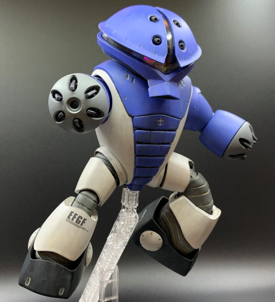 連ジでのアッガイの基本戦術は、頭部バルカンをばら撒き牽制しながら、隙を突いて空中から近距離で腕部キャノンを当て相手をダウンさせ、着地してすぐにステップ特殊格闘を繰り出し追い打ちを掛ける、だったと記憶しています。