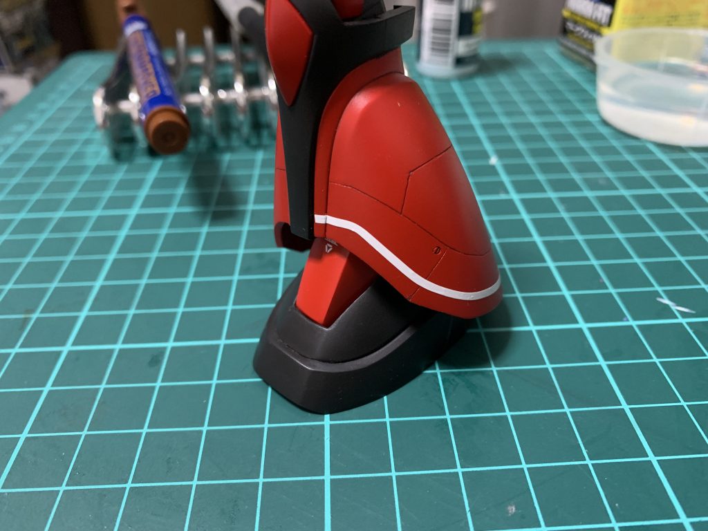 脚のラインはハセガワのホワイトフィニッシュを1㎜幅に切って貼り付けています。