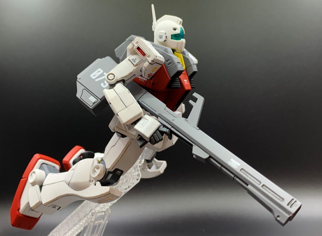 武装はジムⅡ標準ビームライフルに加え、クレイバズーカも運用します。主に散弾を装填し、瞬発力を活かした近距離戦での命中率を重視しています。艦隊や施設防衛という任務上、肉迫してくる敵機に致命傷を与えるよりも、推進器や武装を損傷させ確実に戦闘力を削ぐ戦術が有効と判断されている故です。機動力が下がれば友軍の対空砲火網に捕まり易くなりますし、武装が満足に使えなくなれば艦艇等に有効打を与えられなくなり、後退を強いる事ができます。