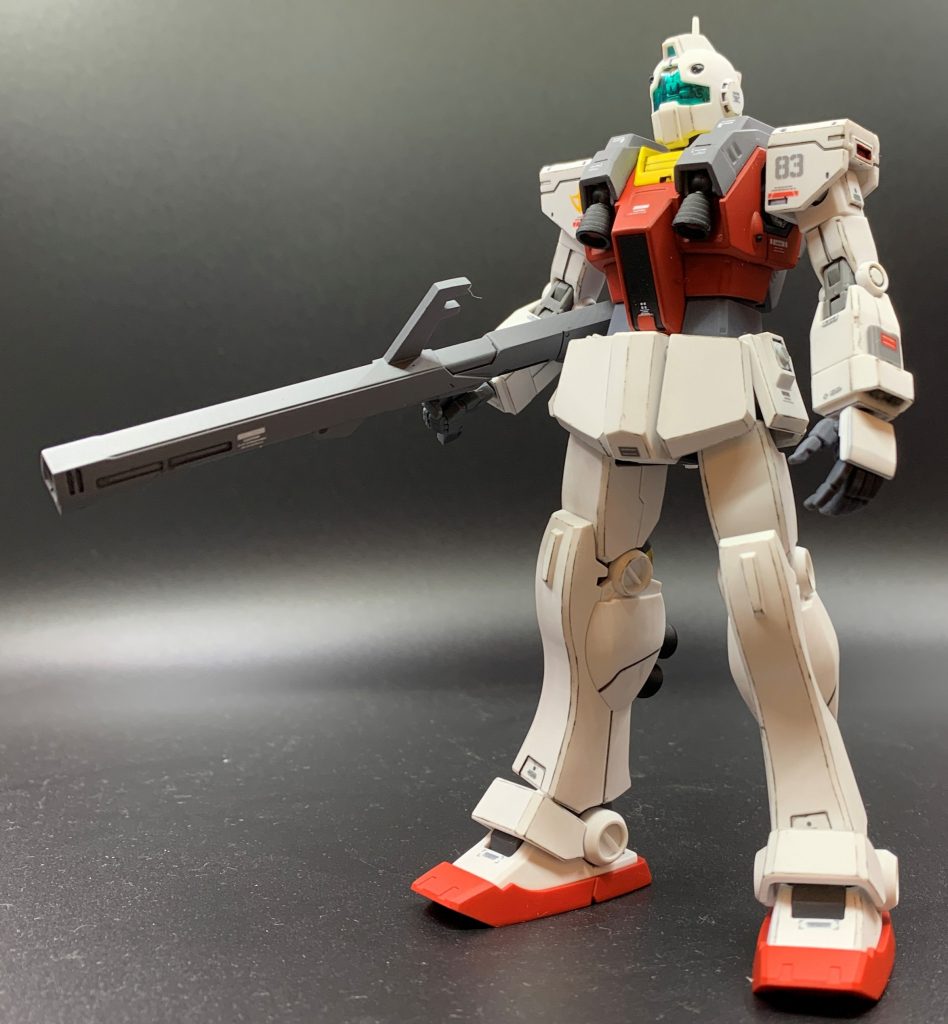 考えたオラ設定は下記です。各部スラスター増設により、要撃任務に必要とされる機動力と運動性を確保しています。胴体:ジム・ナイトシーカーに採用された胸部スラスターシステムを装着肩部:高出力アポジモーターを搭載脚部:ふくらはぎ部にスラスターを増設バックパック:ネモの物に換装艦隊直掩や施設防衛向けの機体の為、航続距離は重視されておらず、各種スラスターは効率よりも瞬発力重視のセッティング、各関節のフィールドモーターの出力設定はAMBACを最大限活かす為にリミッターを解除してあります。運用の汎用性、安定性は失いますが、その代わりに量産型機体をベースにして、パーツさえあれば前線で任務中の艦艇内でも行えるレベルの改修作業で運用特化したMSを構築する事が可能です。しかし本来の設計思想を完全に無視したピーキーなセッティングとなる為、必然的に乗り手を選ぶこととなりました。輸送部隊が前線の艦隊にパーツを補給さえすれば、その場で即時改修実施でき、支給されたジムⅡでは能力を存分に活かしきれない上級パイロット達に喜ばれました。といった感じの妄想をしながら制作に励みました。