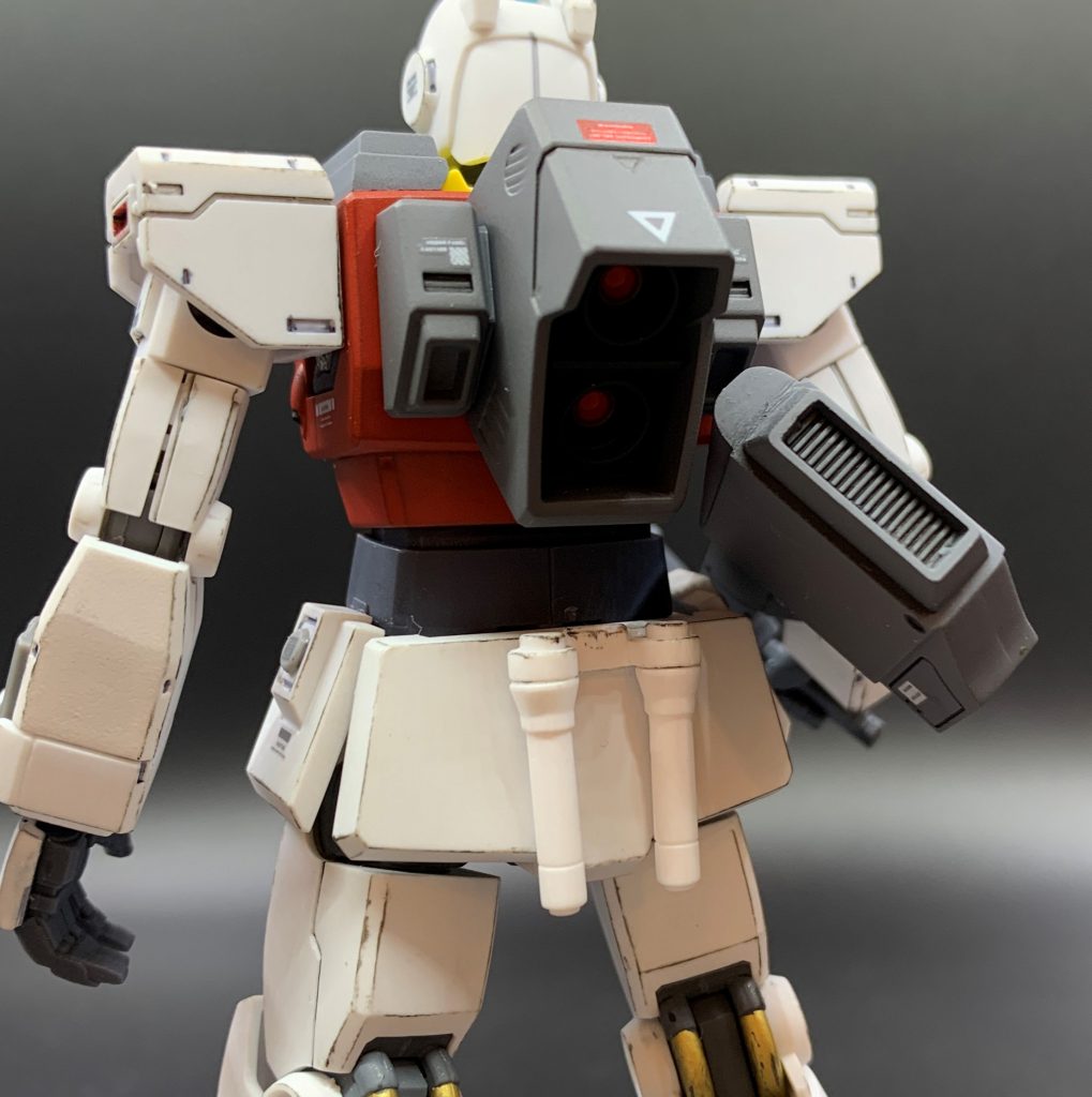 バックパックはネモの物に換装し、標準装備のジムⅡバックパックよりも加速力が向上しています。バックパックのビームサーベルラックが無くなるので、腰部背面にラックを新設しています。ジムⅡ標準では1本しか携行できないので、地味に武装強化されました。