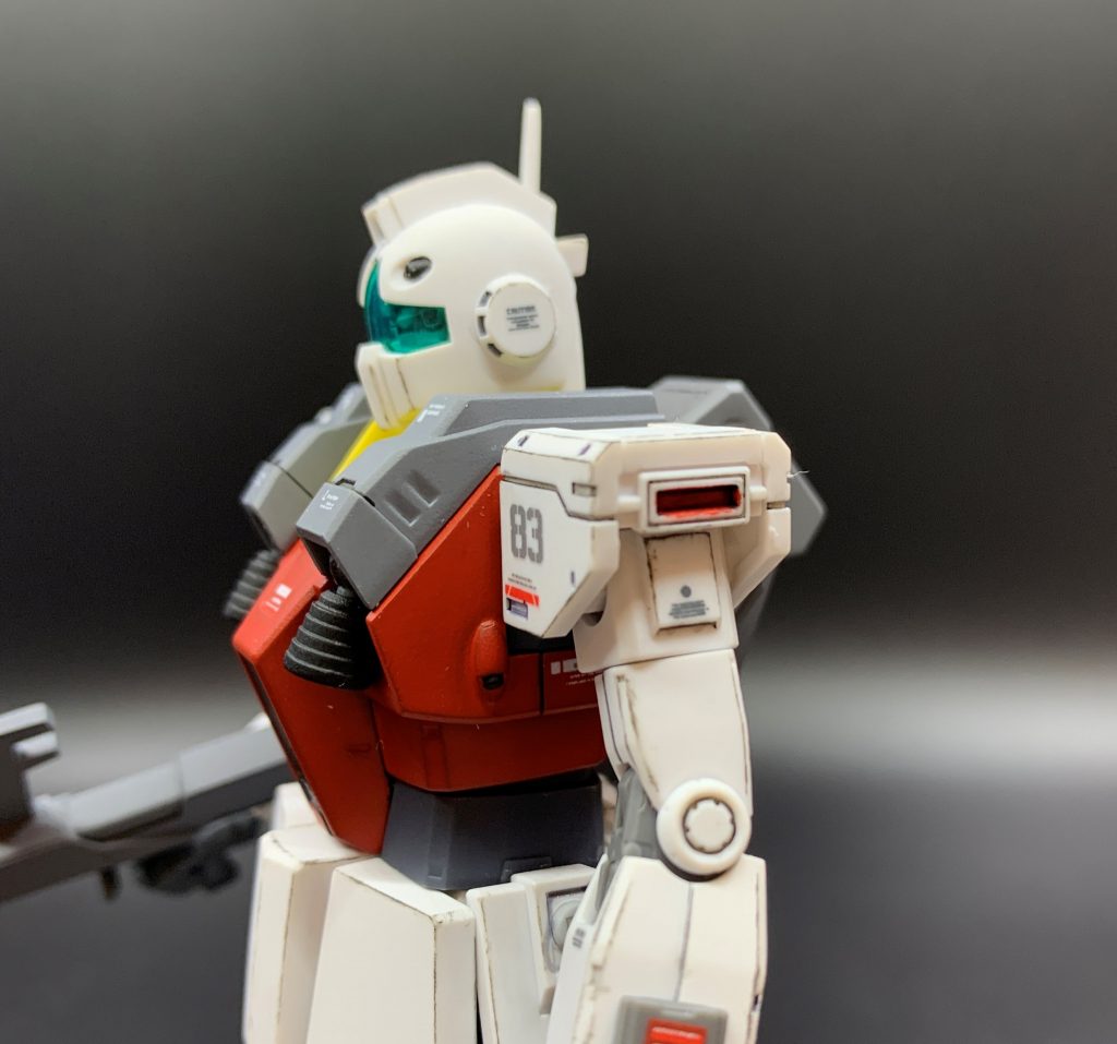 肩部はアーマーごと換装され、高推力のアポジモーターが搭載されています。オリジンガンダムの肩を使いました。HGUCジムⅡの肩は個人的には大き過ぎると感じたので、パーツをそっくり交換して手っ取り早くバランス改善しました。肩は他の部位に比べてモールド過剰気味なので、少し埋めとけば良かったと反省です。赤く塗った塗料がはみ出ていますね(汗)写真に撮ると肉眼では気づかなかったアラが見えてきますね。まあ逆もまた然りで、それで助かっている部分は多くありますが(笑)