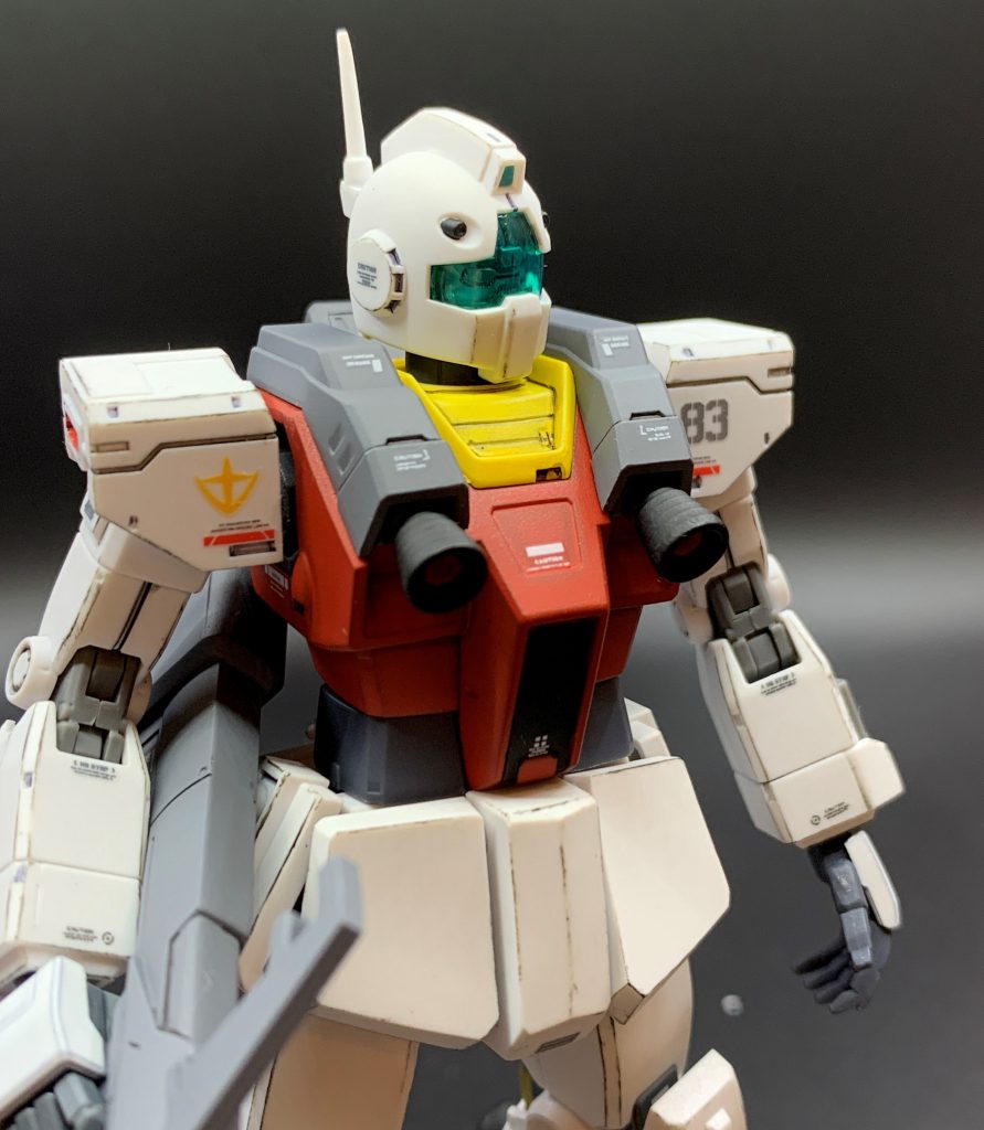 設定はエゥーゴでも連邦でもどちらでも良かったのですが、いい感じのエゥーゴグリーンの塗料が見つからなかったので、連邦カラーに落ち着きました。胸部スラスターは後付けなので、胴体とは色が異なります。