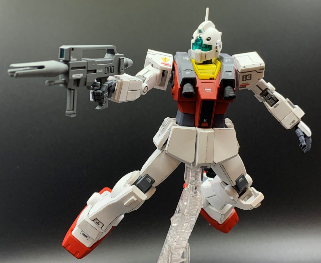 工作自体は大きな工事はしておらず、ほぼパーツを組み替えただけです。頭部:HGUCジムⅡ(アンテナシャープに削り込み)上半身:オリジンHGナイトシーカー腕部:オリジンHGガンダム下半身:HGUCジムⅡバックパック:ジムスナイパーⅡ(ネモとほぼ同じ形で、家に余っていたので)腰の接続はキットのままでは規格が違ったので、一旦軸を切除して新造しました。両腕、両腰の接続穴は使わないので埋めました。バックパックは接続が合わないので軸を切り飛ばし、接着しています。あとは各部合わせ目消しや段落ちモールド化したのみのお手軽改造です。オリジンガンダム、ジム系列の胴体は個人的にはベスト体型です。HGUCジムⅡはちょっと寸詰まりな感じがしますね。オリジン系の腕はちょっと細い気がしますが、ガンダムはジムより肩が大きく、前腕もごつめなデザインなのでそこまで気になりません。腰のフロントアーマーは左右一体成型ですが、真ん中で両断すれば何も改造なしでボールジョイントの独立可動化できます。定番中の定番の小ワザですね。