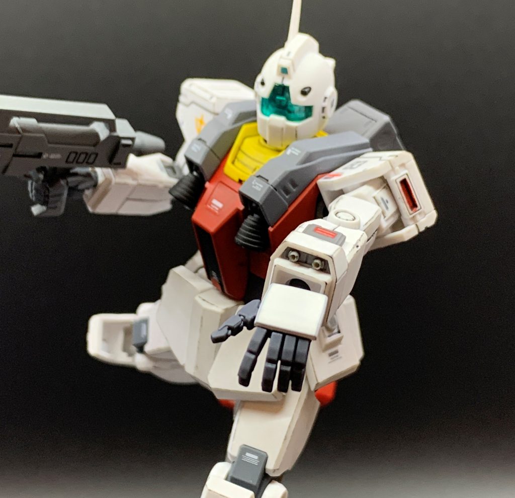 左腕には固定型のマシンキャノンが装備されています。口径は60mmで、頭部バルカンと同じ弾薬を使用します。銃身は短く打撃力、命中精度共に高くないですが、頭部バルカン射角の死角をカバーしたり、敵の意表を突く「隠し武器」として活躍しました。装弾数が少なく有効射程も短い為、使いどころをよく見極めないと有用な装備とはなり得ませんでした。オリジンガンダムの物をそのまま流用しました。