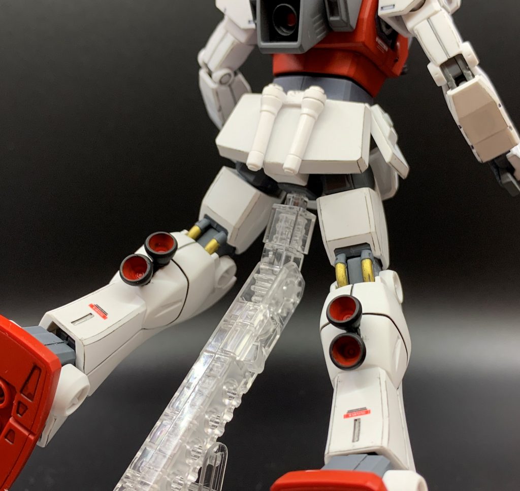 ふくらはぎはバーニアが増設されています。元々装備されていたジムⅡバックパックの部品を流用するという設定です。実際キットの部品を加工して取り付けました。増槽は装着しておらず、推進剤は脚部内の限られたスペースにしか搭載できず駆動可能時間は極短いものですが、ここぞという時の機動性確保に一役買いました。使いどころを見極めた熟練パイロットが乗るからこその有効な装備と言えます。