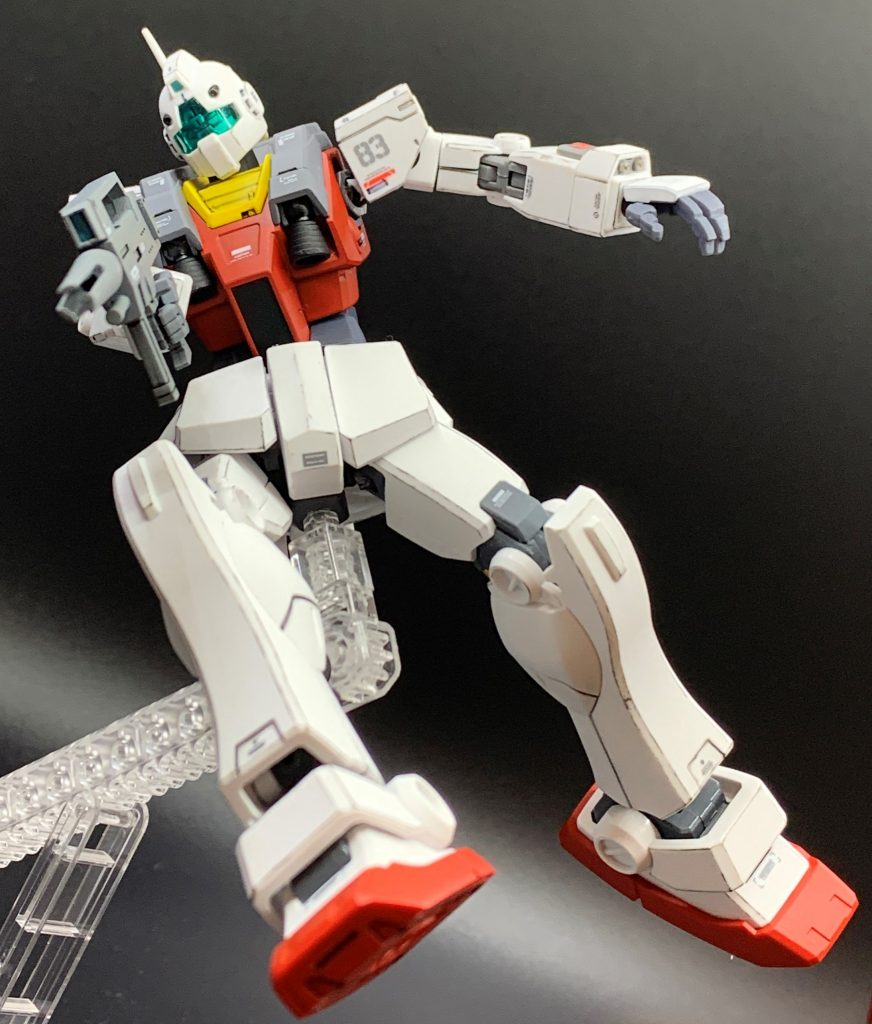 ジムの高機動改修型といえばジム・ライトアーマーが代表的ですが、本機はそれよりもジム・インターセプトカスタムのコンセプトを色濃く継承しています。ただしファクトリーメイドではなく現地改修プランなので正式型番は無く、「ジムⅡ インターセプター」はあくまで非公式な愛称として現地部隊の間で親しまれました。個人的にはライトアーマーは強襲や遊撃任務向け、インターセプトカスタムは要撃任務向けのコンセプトだったと考えると、似たような感じの機体でも運用思想がしっかり分かれて存在価値を納得できます。