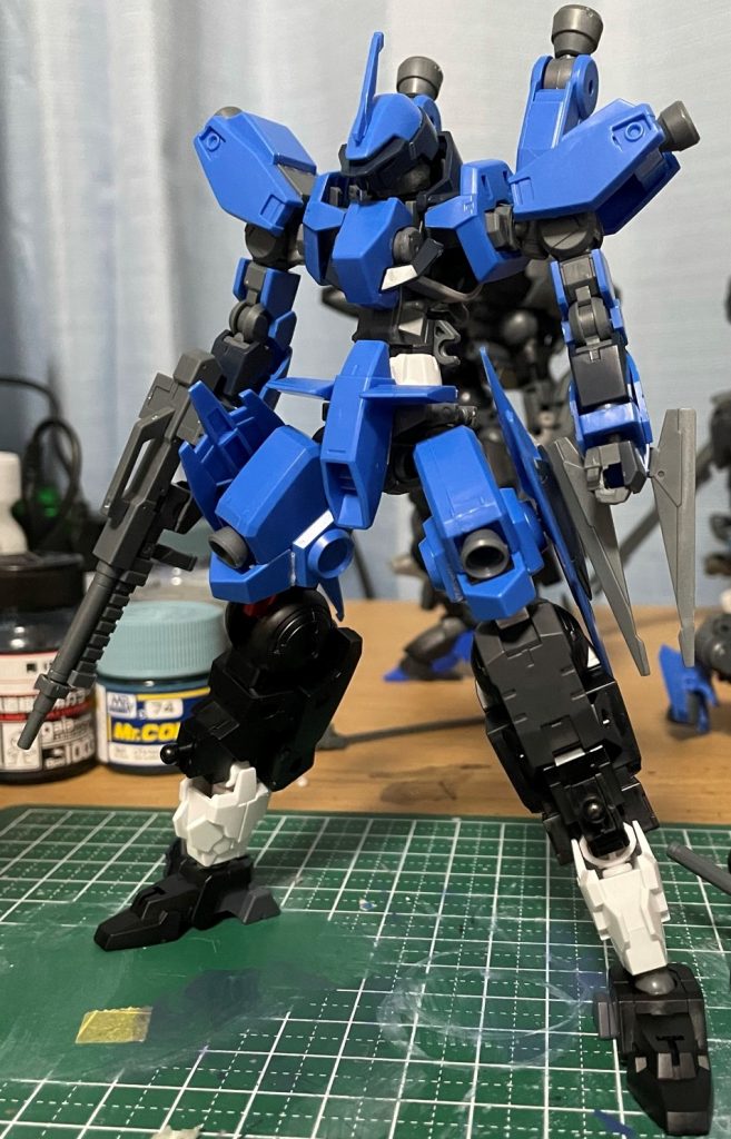 脚を交換した状態腰は30MM スピナティオのフレームを、胴延長には30MM エグザビークル(アタックサブマリンver)のパーツを用いています。