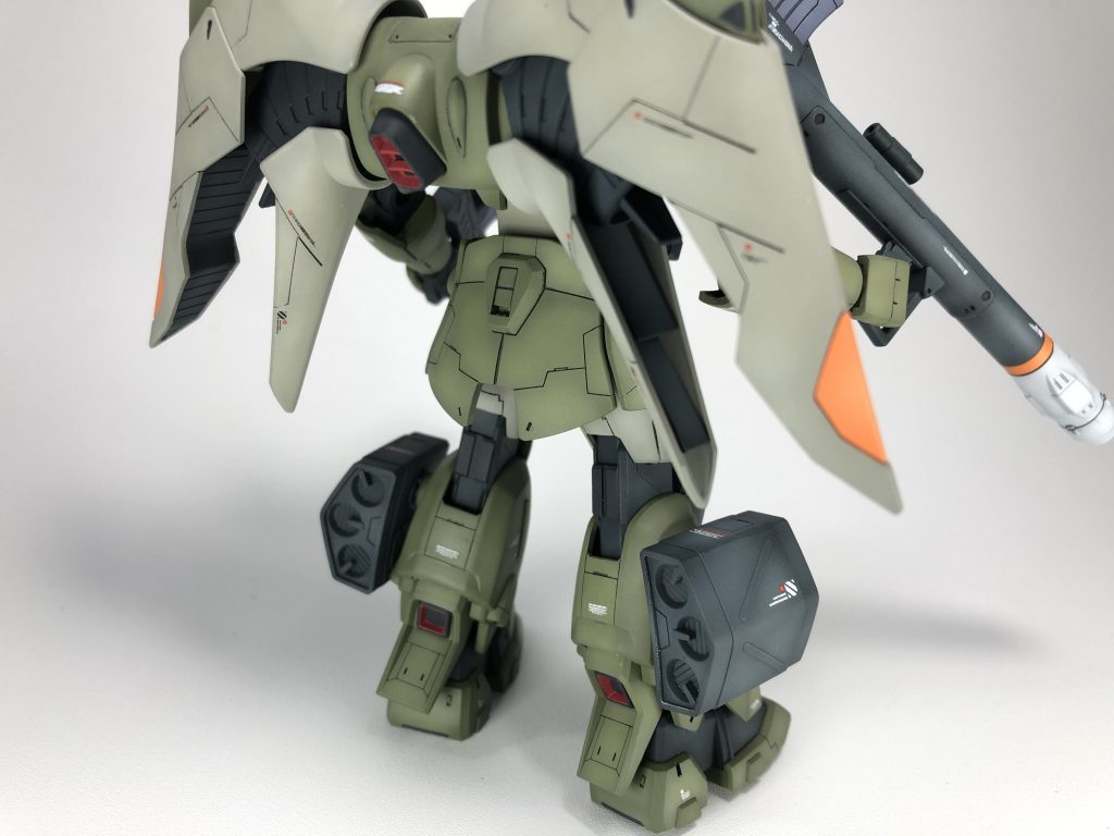 [DeepL]トップウイングの下の空いたスペースをプラスチックプレートで覆った