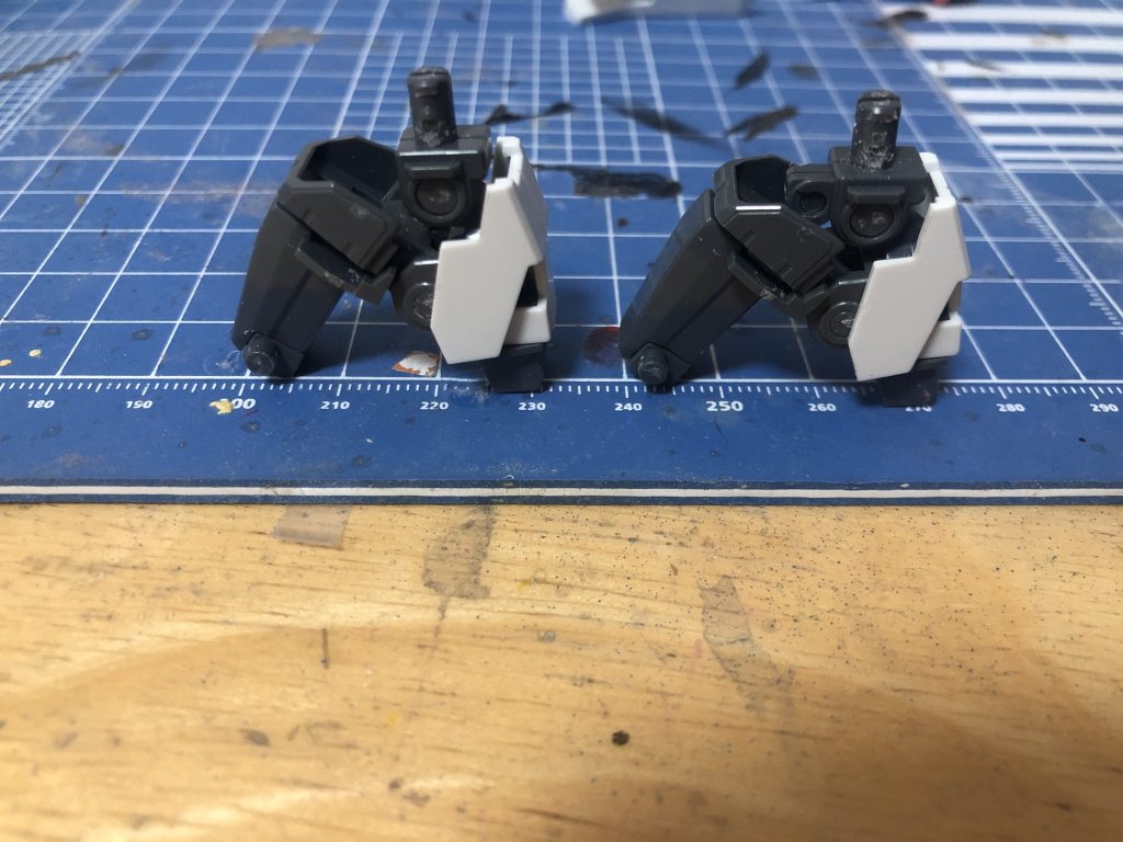 脚が前に稼働しないのででっぱり部分を削除しました。左が加工後です。