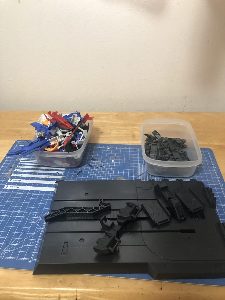 ばらし後です、変形機体はパーツ数おおいです。