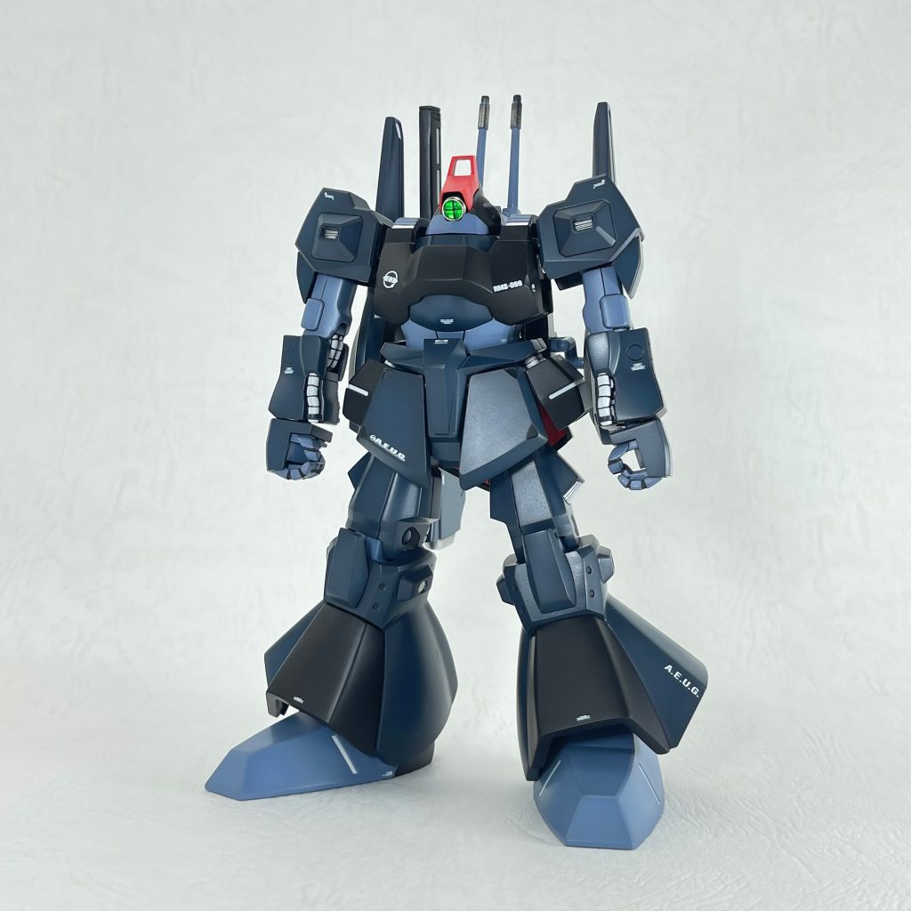 正面から。白背景と黒背景で印象が大きく変わりました。