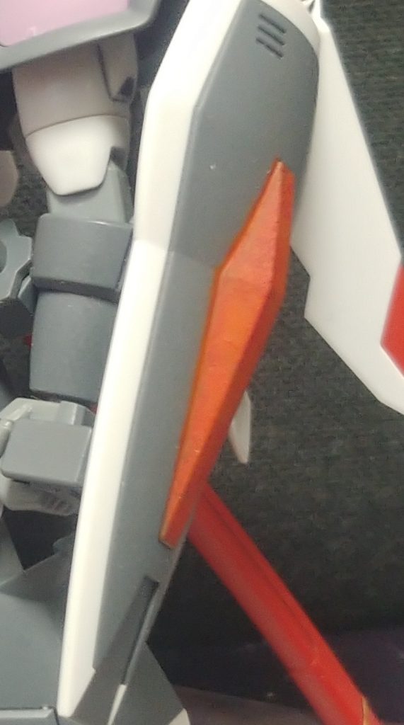 銃以外の塗装箇所はガンダムマーカーで塗りましたが…艶消し吹いて赤が色落ち…。ガンダムマーカーの艶消しでも駄目かぁ…。