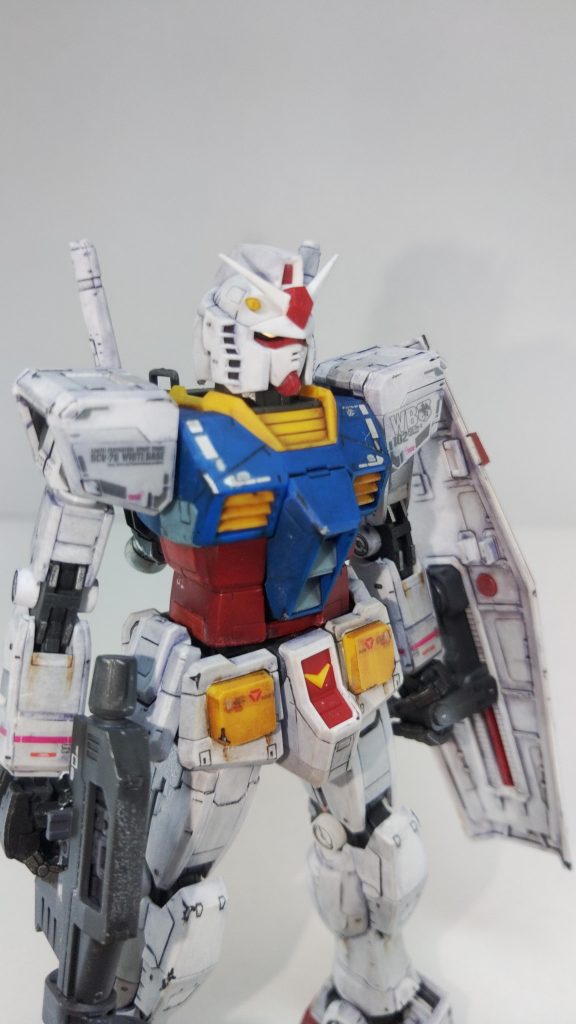 シルバー部分はガンダムマーカーEXメッキシルバーを使ったのですが、お触り厳禁+トップコート不可という事を知らず、曇りまくってしまいました………