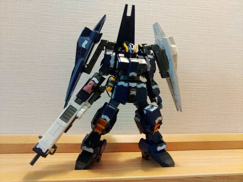 最終段階塗装前の状態です。白いのは100均の薄いプラバンをディテールパンチで作ったものを貼っています。