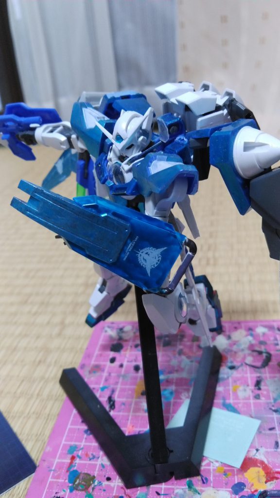 色じたいは、ガンダムマーカーのコスモブルーとメタリックブルーで、ソレスタルビィーングのマークを目立たせています。こちらを装備させることによってソレスタルビィーング仕様になります。