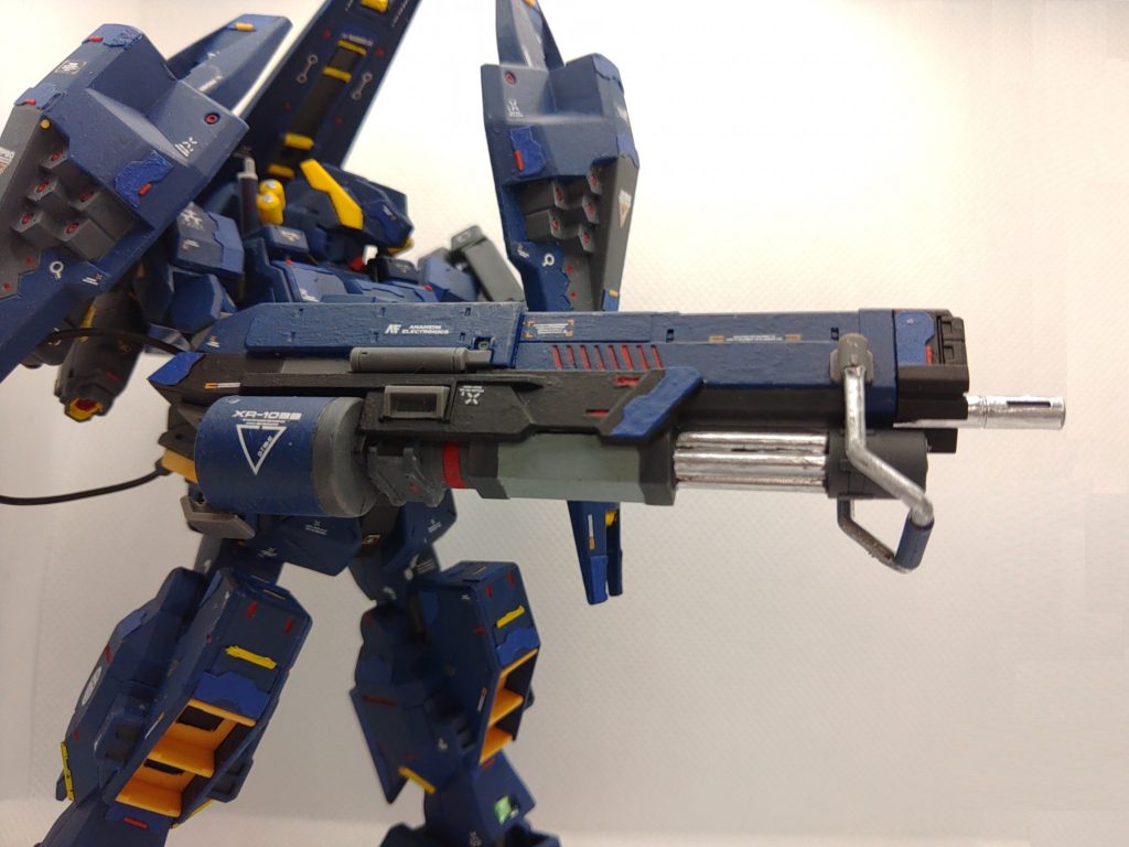 主兵装の複合型特殊装備シェキナーです。この武装によってビーム、実体弾、ミサイルの弾幕による支援を行います。シェキナーのエネルギーパックはヘイズル系統お馴染みの2連Eパックに変更されています。