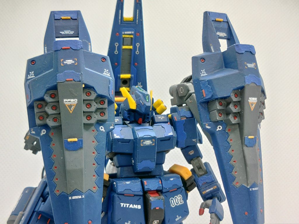 拡散ビーム砲 改良型シールドブースターに装備されている兵装で、近距離迎撃用の装備である。肩部のアーム等にはTR-5ファイバーからの技術も採用されている。