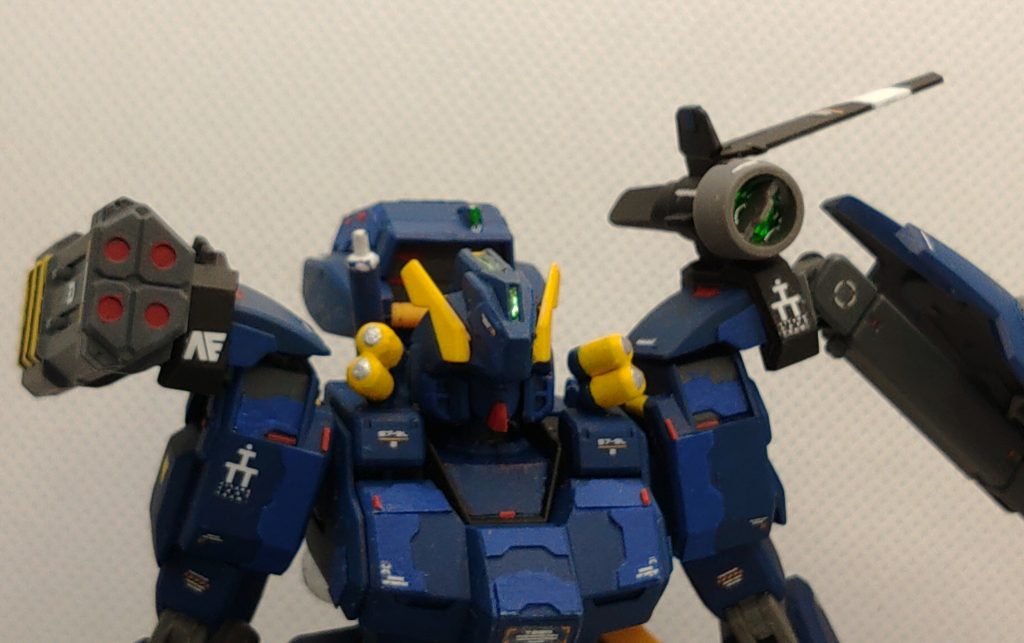 4連ミサイルランチャー&長距離索敵センサーユニット 右肩の4連ミサイルランチャーは基本的に自衛用で、左肩の長距離索敵センサーユニットは索敵、通信が向上している。