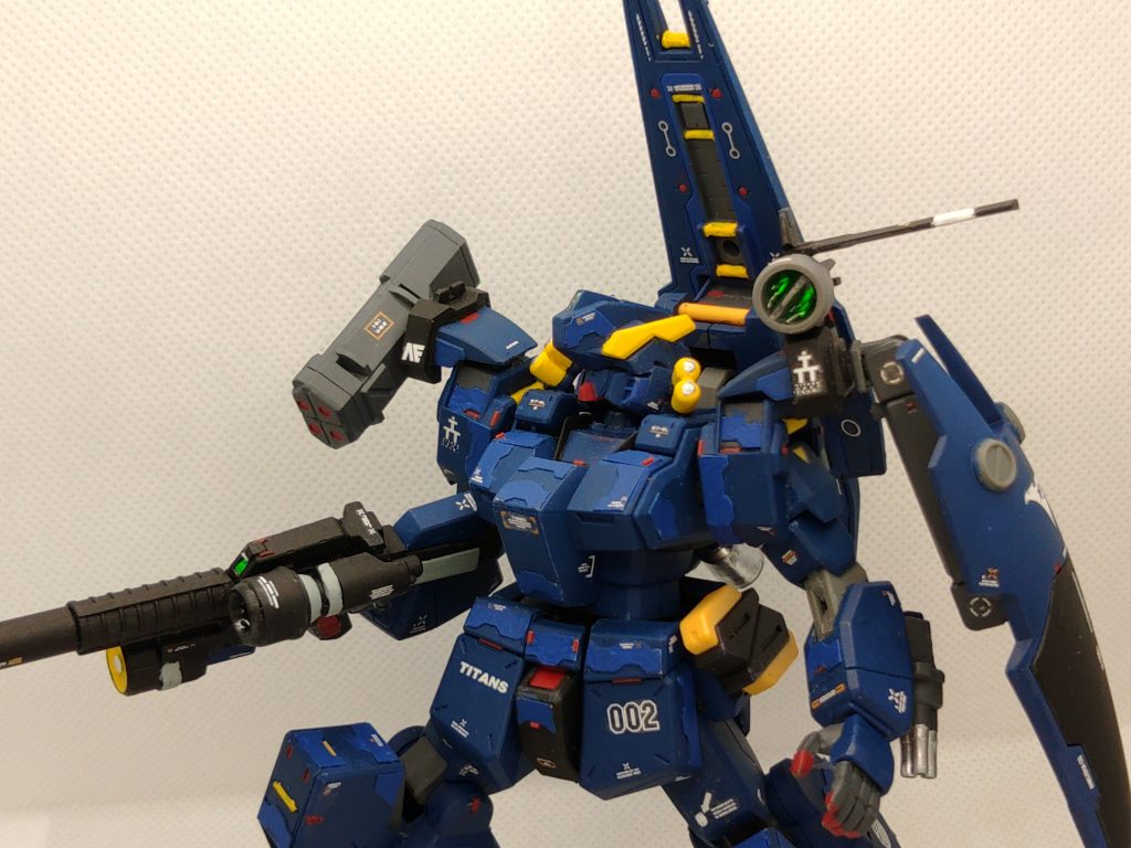 シールドブースターを装備することで高機動型にもなることができる。