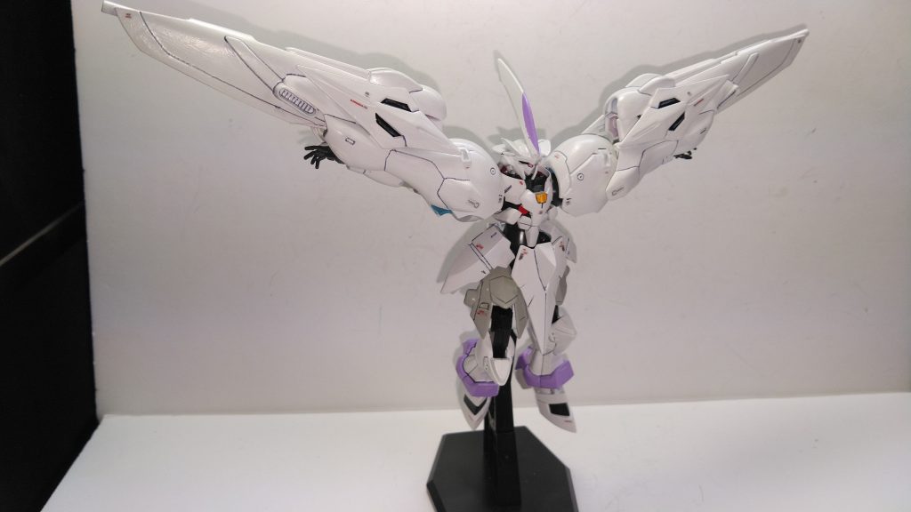 特徴的な飛行形態もなんとか再現させていますが、太ももが思った以上に太く中央によらなかったので片足を角度つけてそれらしく。