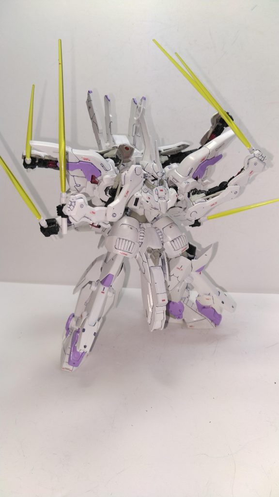 タイタニア最大の特徴、隠し腕を展開、ビームサーベル６本持ちも可能です！