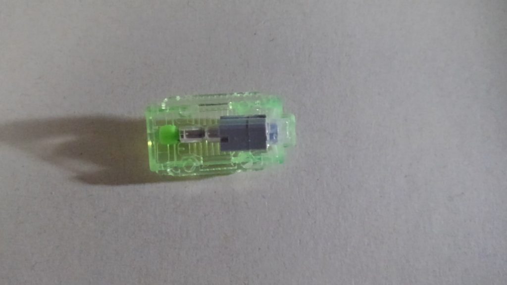 GNドライブ内の電飾。ミライトはカスタマイズキャンペーンにあったジョイントパーツにはめています。ただそのままでは径が小さいため、穴を金属ヤスリで削ってはめています。軸のスペーサーとして、ミライトについていたゴム?をカットして、凹み部分につけています。