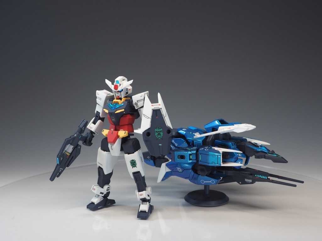 まずはコアガンダム＆アースリィアーマー状態で、フロントショット。コアガンダムは去年のコアコン時に軽く手を入れていましたが、トップコートで梨地にしてしまっていたので、改めてヤスり＆塗装＆デカール貼り……と仕上げ直しました。