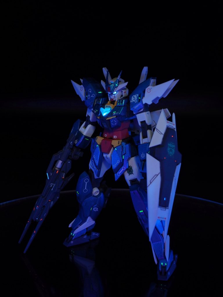 カメラアイや胸パーツには、ガイアノーツの蛍光クリアーを塗ってみました。完全に透明じゃなくて、少し青く光る感じ？そんで光量凄いっ！いい仕事してるわぁ。今後の定番になりそうです♪================================続いて制作記録です。