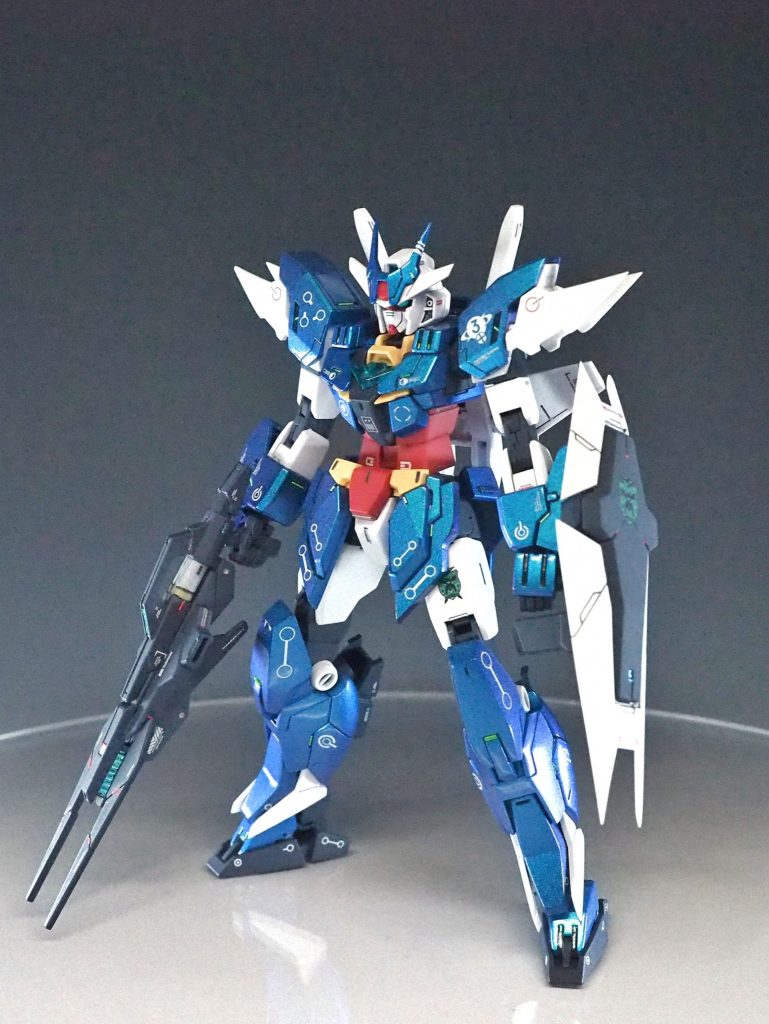 てなわけで、アースリィガンダムでのフロントショットです。塗装レシピは以下になります。・フレーム＆武装：　アクリジョンのネイビーブルーをベースに調色。・白パーツ：　水性ホビーカラーの白サフ。・青パーツ：　グリーンスタッフワールドのカメレオンカラー（セレスチャルアズール）。