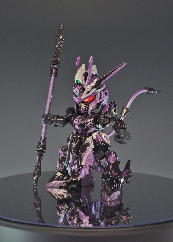通常形態のフロントショット。引き締まったスタイルで武装は如意棒のみとシンプル。この形態も好きです😊塗装はアクリジョン ベースグレー+ブラックで下地を作った後、グリーンスタッフワールドのインターフィアレスカラー(パープル)をブラシ吹き。その上にメタルブラックやシルバーを筆塗りしました。