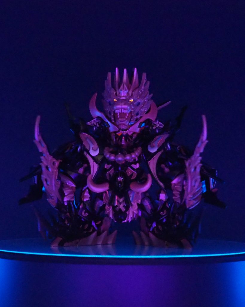 インターフィアレスカラーの他、蛍光パープルも混ぜたのでブラックライトでほんのり発光🔅猿面の目にも蛍光ピンクを塗りました♪ ================================続いて制作記録です。