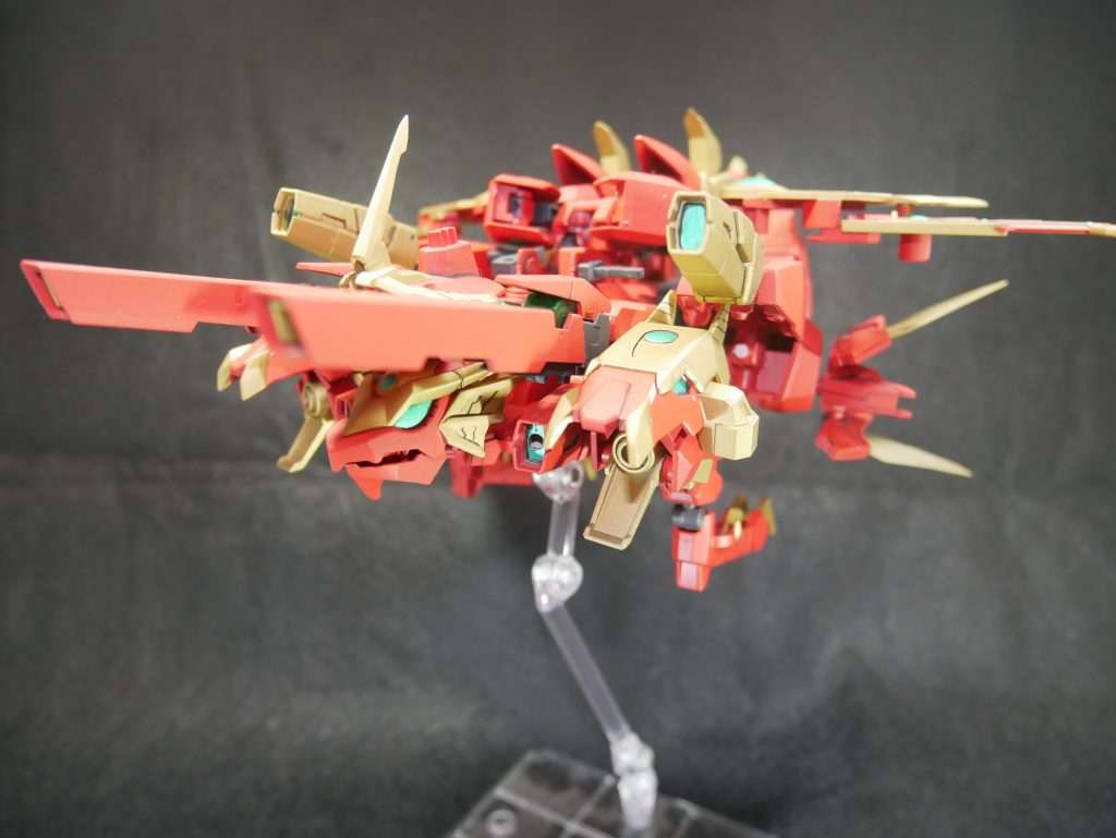カイゼルジェッター今回は初の「変形するアーマー」を目指して制作しました。その第1形態がジェットモードです。このアーマーを呼び出すとこの状態で飛んでくる設定。しょうもないこだわりですが、2号ロボには「カイザー」って単語を使いたくなりますね。