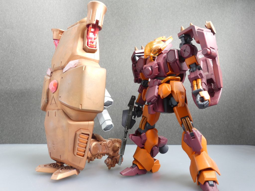 シュツルム・ガルス踏鞴（たたら）：フォースネスト内の空調など設備を売り込むセールスバイヤーが使用するガンプラ。シュツルム・ガルスをモチーフに、ニュータイプ専用機として組みあげられている。また、巨大なシールドユニットはキューポラをモチーフとしており、ご当地キットとしての側面も兼ね備える。･･･って書いちゃうと筆者の所在地が解ってしまう。ともかく新規撮影で前から。ベースとして使用したのは丸々入っていたＨＧＵＣシュツルム・ガルス。それにＭＧのＧＰ０２とか、「レイズナー」のＳＰＴグライムカイザルとかを組み合わせたものです。･･･パンドラボックスにはそんな物も入っているかもと言うことで･･･