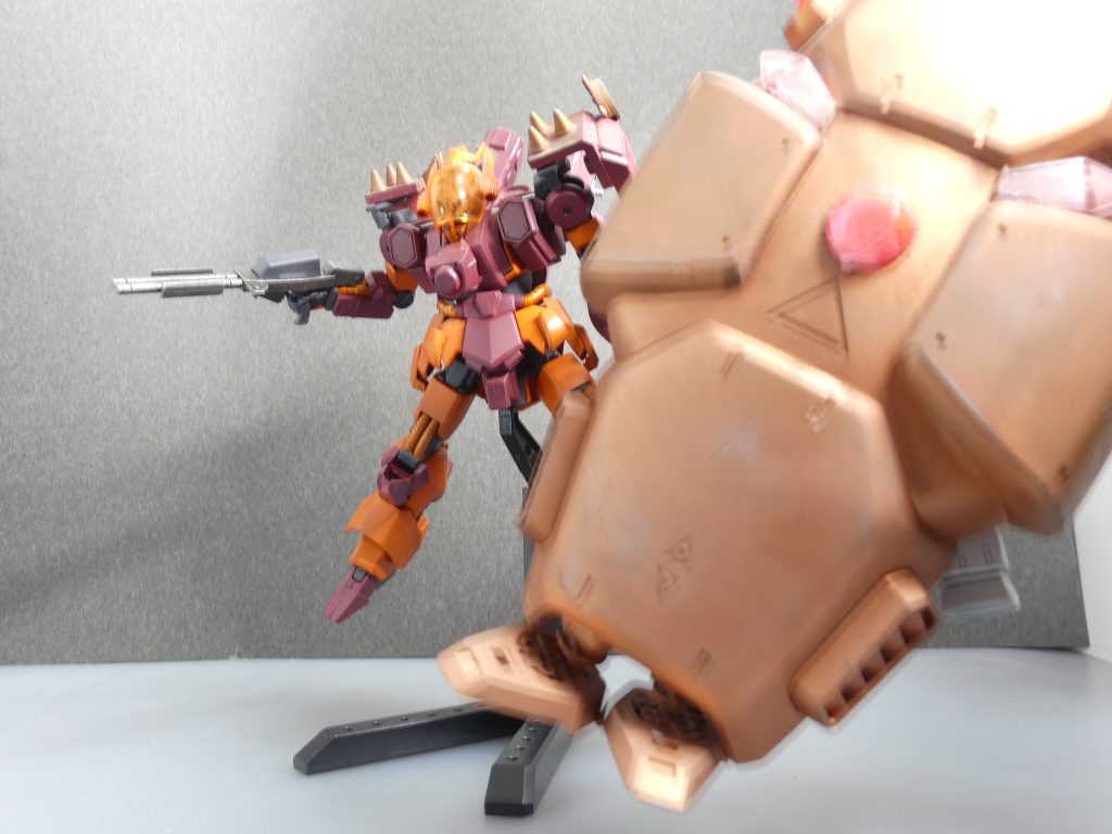 シールドファンネルユニット「キューポラ」（ＡＧＥビルダー）：本体にはサイコフレームを採用。巨大なシールドはシールドファンネルとして利用される他、背面に搭載したＡＧＥビルダーでスラッシュディスクやファンネルのような使い捨て武装を戦闘中に形成可能。ただし、生成にはそれなりの時間とエネルギーを要する。ＧＰ０２のでかいシールド。でかい盾状の何か･･･最近だとシールダーのデミ・サーヴァントですが･･･イメージソースはメガヤミラミです。