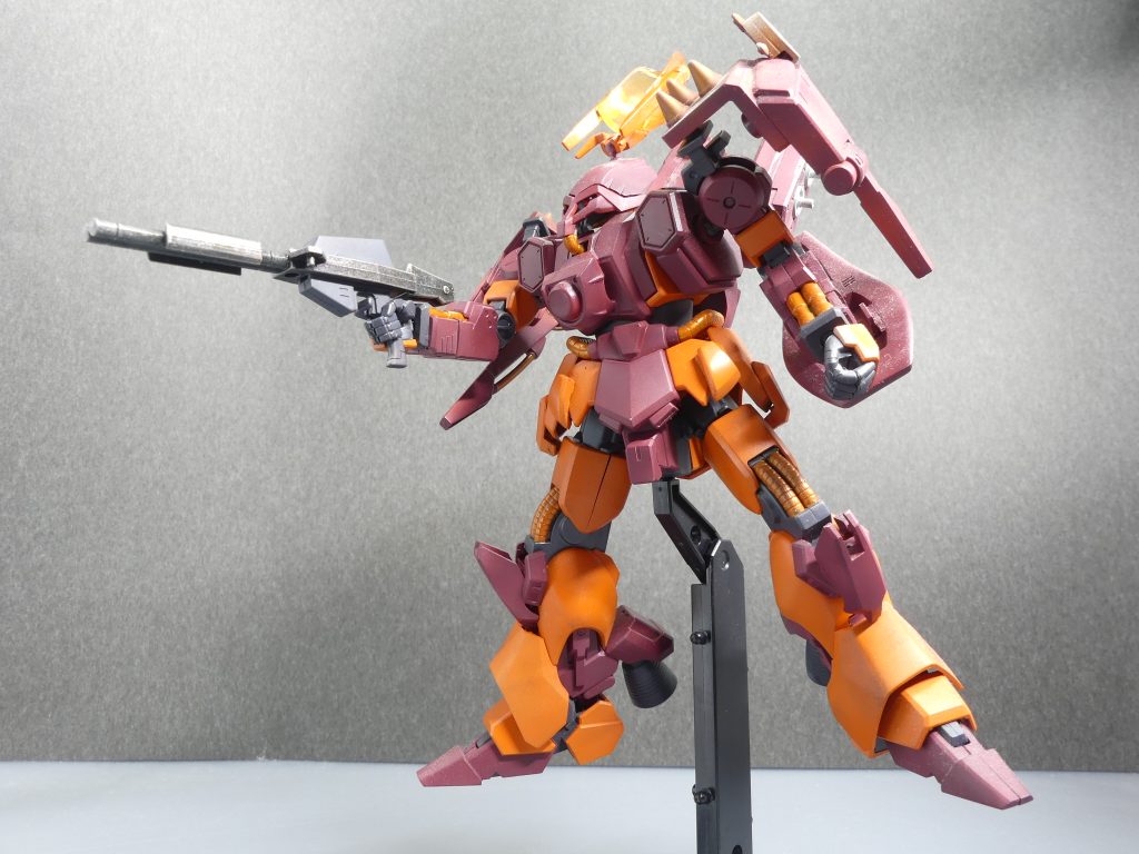 本来の設定：鋳物工場の一人娘が自分の町の特産品である鋳物をＰＲするために製作したガンプラ。要は「ＧＢＦ世界のガンプラ」扱いである。本連載は言うまでもなく「ＧＢＮ世界のガンプラ」なので設定は一部差し替え。当時の設定を細かく記載した当時のブログはこちら。くらくらプラモの紹介ページへのリンクもあります。鋳物製レーザード・ライフル：「レイズナー」のキットにはダイキャスト製のライフルパーツが付属しているのだ。グリップとＥパックはプラ製なのでＧＢＮでもなんとか認識する。武器持ち手はガルスには無かったのでトライオン系列からの流用。重いです。腕がへたれかねませんが使う手はないと言うことで。