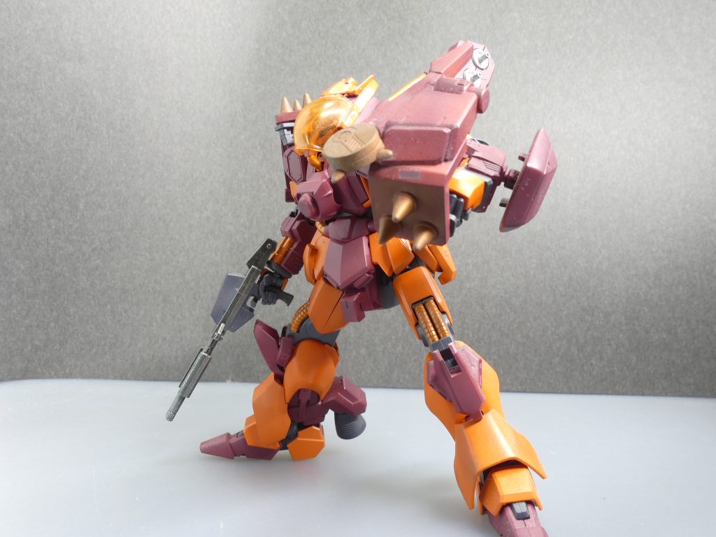 スパイクシールド・スラッシュディスク：両肩のシールドは原型機と同様の打突武器になる。投擲武器であるスラッシュディスクは高速回転し相手を切り裂く。他、グライムカイザルのシールドも装備。全体的には守りを固めた機体。