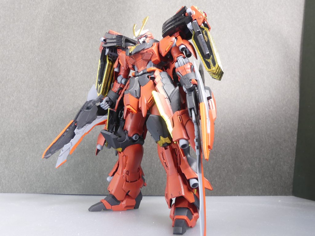 シナンジュ・ムサシ:エルドラ事件を経たキルシュ・シリウスが、自分専用のガンプラとして新たにビルドした。グフ・スラッシュバサラと同様、接近戦用にチューンされ、元機体の高機動能力を生かした戦法を取る。・・・と言うことで、シナンジュ・ムサシ。「キルシュの新機体」を考えていたのは「EX」終盤(なので乗機は大破させている)。そこから約1年でこうなるとは自分も思いもしなかったよ。そこからベースのヴァイスシナンジュが来たのが今年の2月。当初はヒロトさんのパーツなどいろいろと考えた挙げ句・・・30MM・戦国アーマーを生かした構成に変更(ちなみに発売当初くらくらさんで買いました)。お題企画にもちょうど良く合致することになりました。実際に使ったパーツは少ないのですが・・・